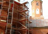 Renowacja elewacji kościoła - 2009 (fot. Marek Sławicki)
