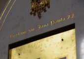 Montaż tablicy ku czci św. Jana Pawła II - 6.10.2020
